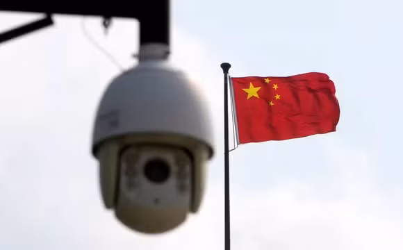 Trung Quốc ban hành quy định mới cho phép kiểm tra điện thoại thông minh để tăng cường nỗ lực chống gián điệp. Ảnh: REUTERS