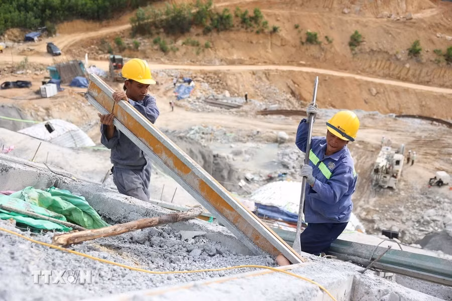 Công nhân thi công theo phương án 3 ca 4 kíp để đẩy nhanh tiến độ Dự án thành phần 2 Cao tốc Khánh Hòa-Buôn Ma Thuột. (Ảnh: Tuấn Anh/TTXVN)