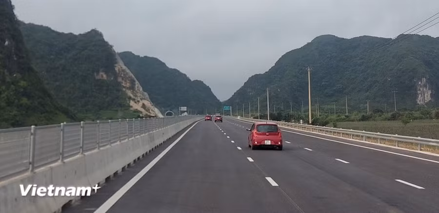 Phương tiện lưu thông trên một đoạn tuyến cao tốc đưa vào vận hành, khai thác. (Ảnh: Việt Hùng/Vietnam+) Phương tiện lưu thông trên một đoạn tuyến cao tốc đưa vào vận hành, khai thác. (Ảnh: Việt Hùng/Vietnam+)