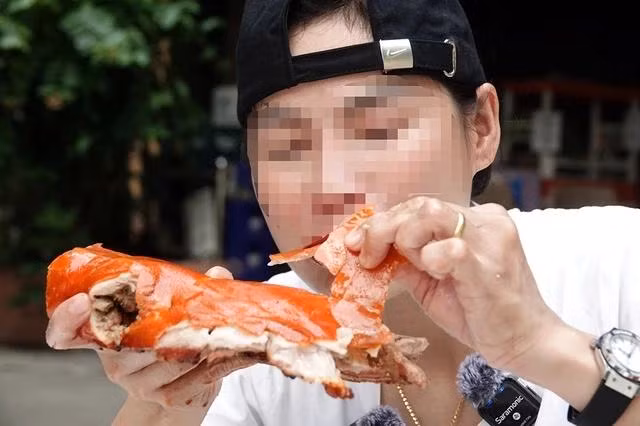 N.S.M ăn heo sữa quay để làm video mukbang