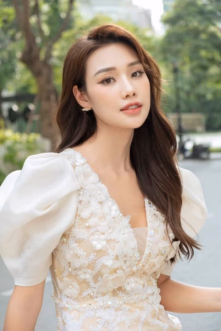 Người đẹp tự tin với những kinh nghiệm tích lũy được trong quá trình làm việc trong showbiz, cô sẽ có nhiều cơ hội để tỏa sáng trong mắt khán giả và BGK Miss Grand Vietnam 2024.