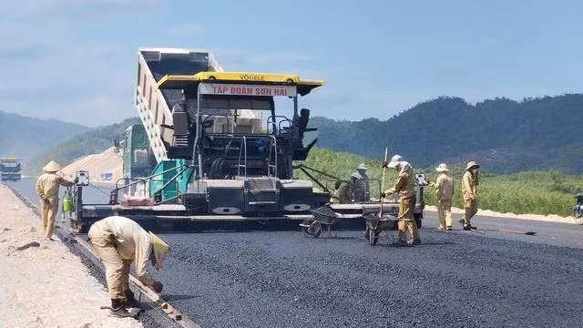 Công nhân Tập đoàn Sơn Hải tăng ca thi công dự án cao tốc đoạn Nha Trang - Vân Phong Công nhân Tập đoàn Sơn Hải tăng ca thi công dự án cao tốc đoạn Nha Trang - Vân Phong