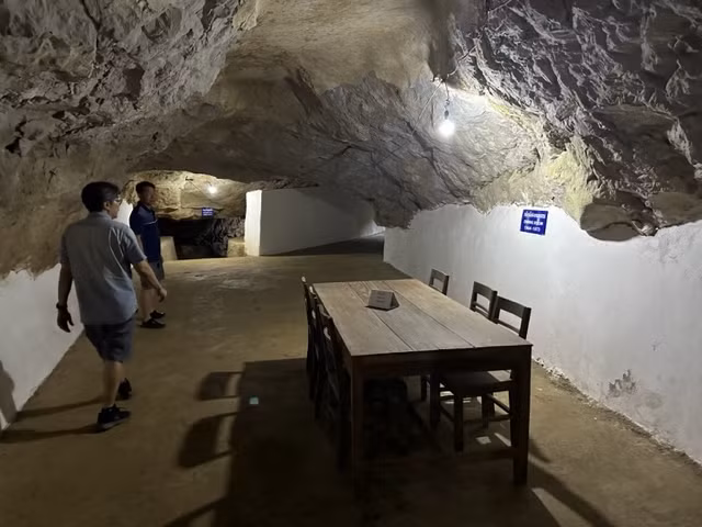 Nhà trong hang núi.