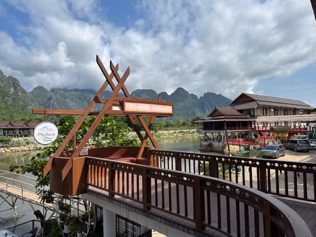 Khu du lịch Văng Viêng.