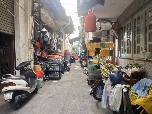 Người dân để đồ đạc phía bên ngoài nhà để tiết kiệm diện tích