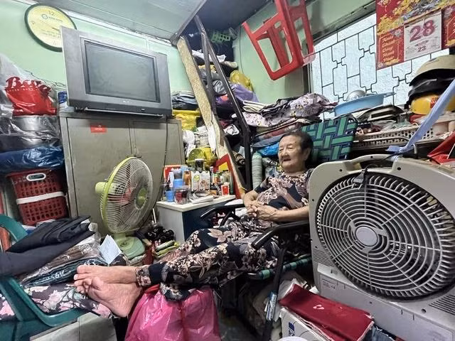 Bà Năm ngắt cầu dao điện mỗi khi ra ngoài để đảm bảo an toàn