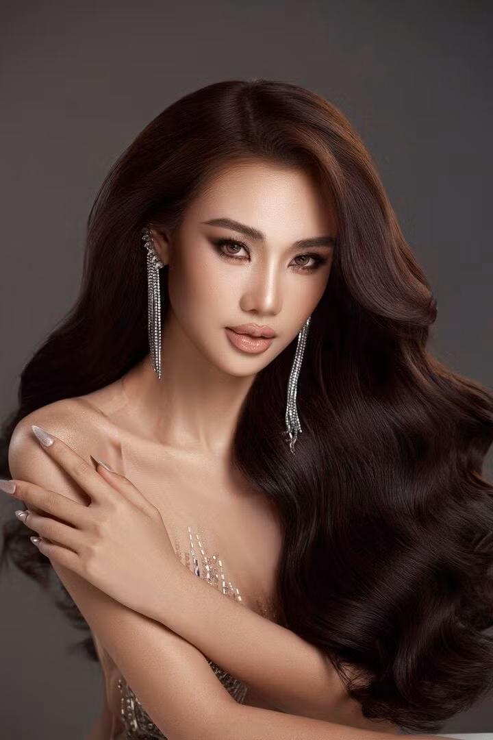 Nguyễn Đặng Huyền Trang sinh năm 1997, quê gốc Ninh Bình. Cô từng đoạt ngôi vị Á khôi Hà Nội 2023. Người đẹp sở hữu gương mặt đậm chất Á Đông, ngoại hình đẹp với các số đo 82-56-92.