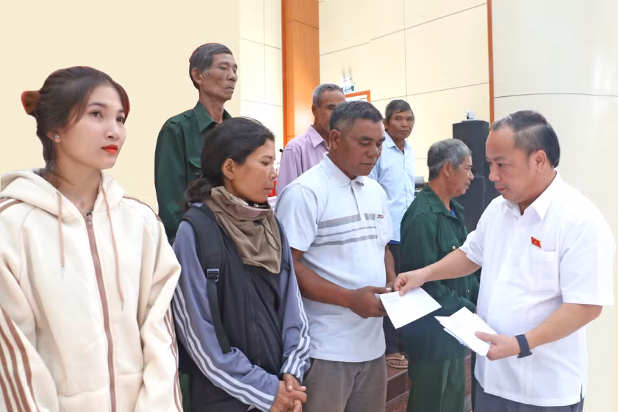 Phó Bí thư Thường trực Tỉnh ủy, Trưởng đoàn đại biểu Quốc hội tỉnh Châu Ngọc Tuấn tặng quà các gia đình chính sách, người có công với cách mạng trên địa bàn huyện Krông Pa. Ảnh: Q.T Phó Bí thư Thường trực Tỉnh ủy, Trưởng đoàn đại biểu Quốc hội tỉnh Châu Ngọc Tuấn tặng quà các gia đình chính sách, người có công với cách mạng trên địa bàn huyện Krông Pa. Ảnh: Q.T