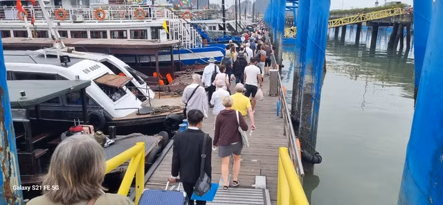 Du khách xuống tàu thăm quan vịnh Hạ Long