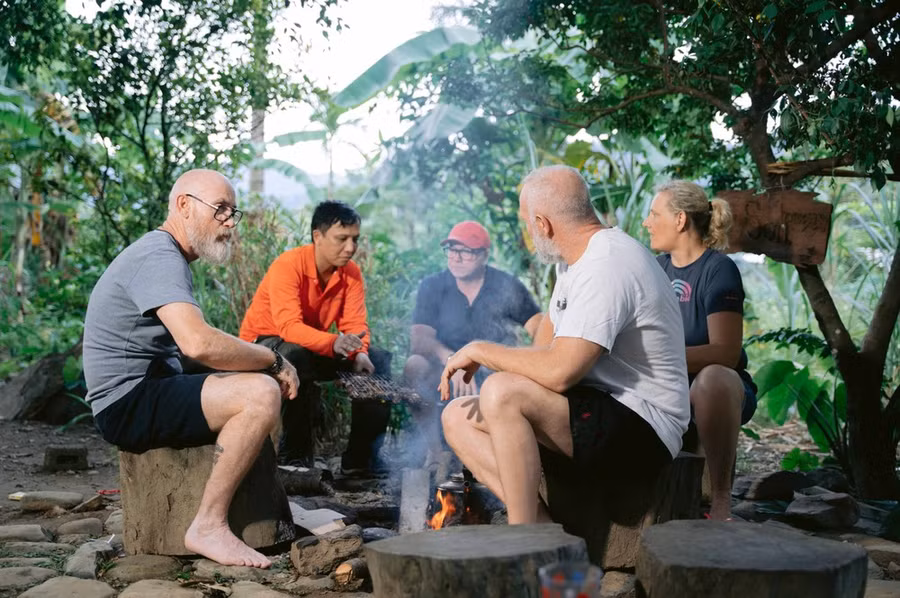 Du khách nước ngoài tham quan bản Rum Ho, Lệ Thủy, Quảng Bình. Ảnh: MINH PHONG