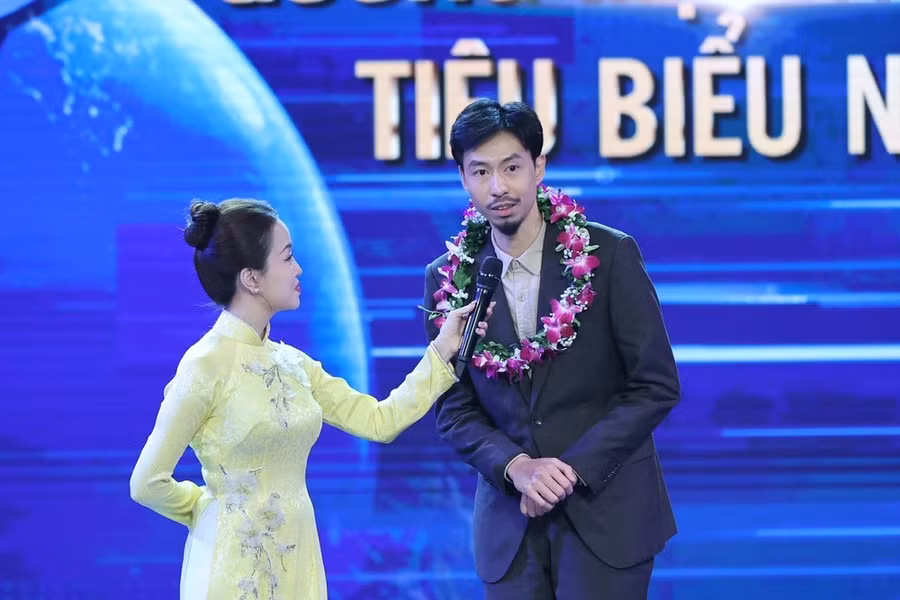Đen vinh dự là 1 trong 10 Gương mặt trẻ Việt Nam tiêu biểu năm 2023 tại lễ trao giải tối 23/3.