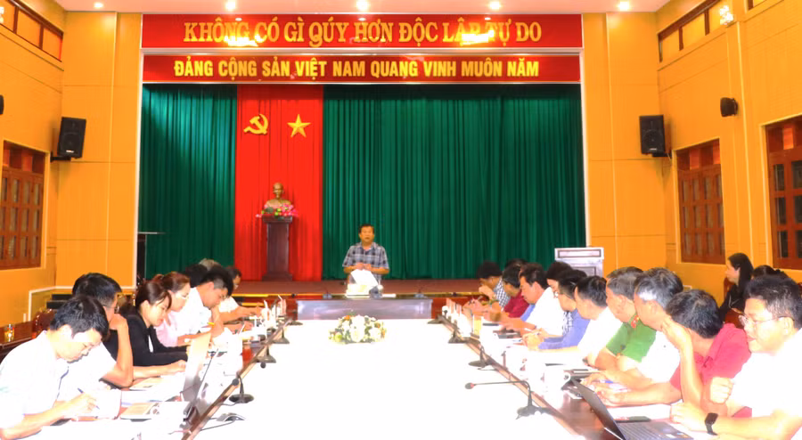 Đoàn giám sát HĐND tỉnh giám sát công tác cải cách hành chính tại thị xã An Khê. Ảnh: Ngọc Minh