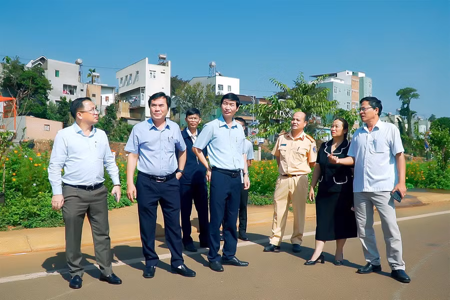Lãnh đạo UBND TP. Pleiku kiểm tra đường chạy trước ngày khai mạc. Ảnh: Đ.T