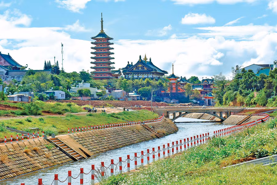 Với cự ly 3 km và 5 km, các VĐV sẽ chạy xung quanh khu vực bờ kè suối Hội Phú. Ảnh: Đ.T