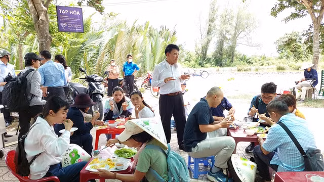 Dừng chân trên đường Giáng hương thưởng thức bánh xèo tép bạc Dừng chân trên đường Giáng hương thưởng thức bánh xèo tép bạc