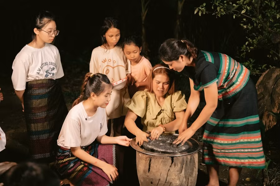 Kể chuyện làm bánh xôi vừng dẻo là cách truyền đạt tri thức bản địa ở Rum Ho, Kim Thủy, Lệ Thủy, Quảng Bình. Ảnh: MINH PHONG