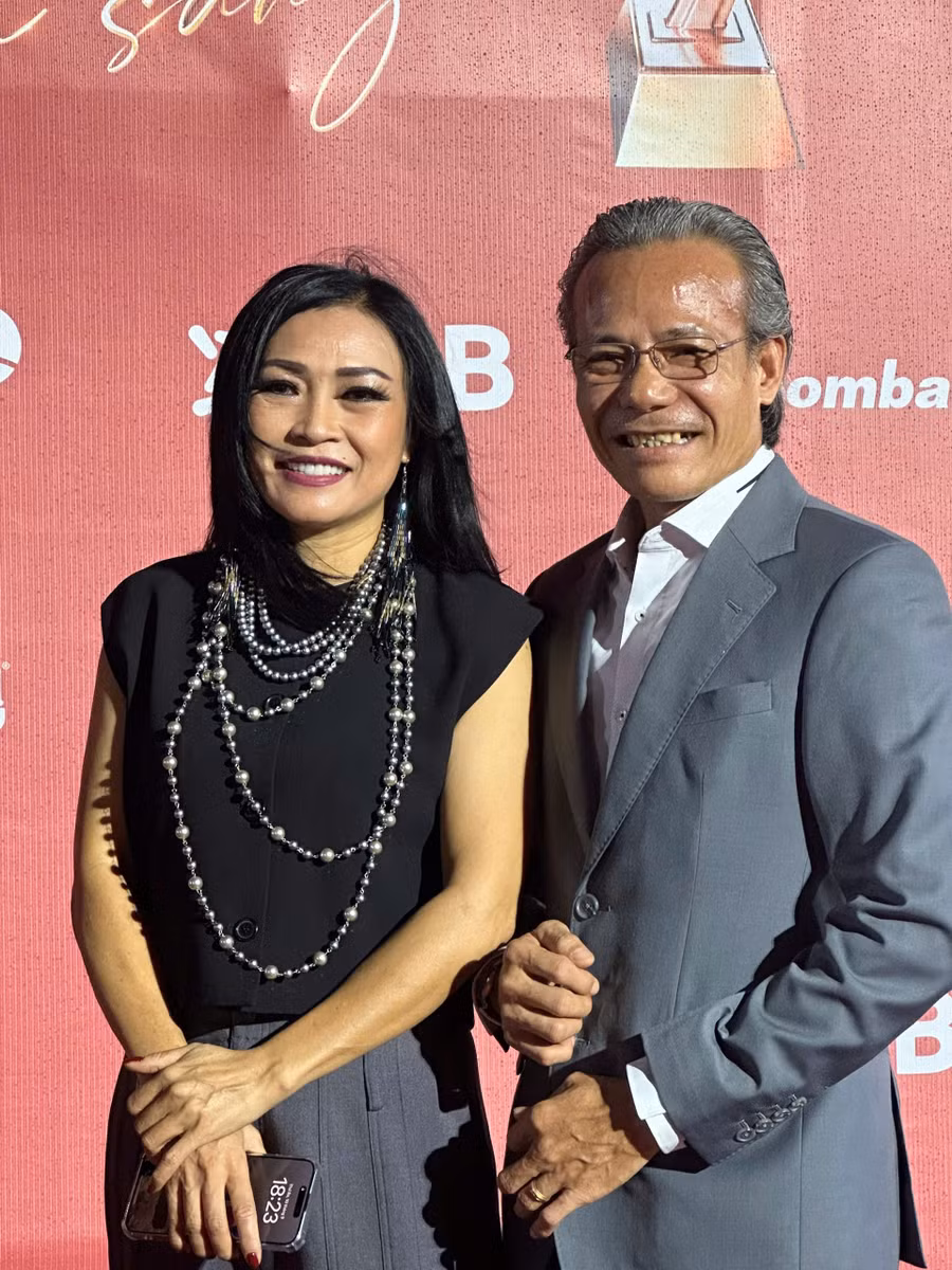 Ca sĩ Phương Thanh diện vòng cổ cầu kỳ, phối cùng trang phục đơn giản trên thảm đỏ.