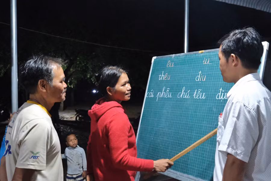 Thành quả của công cuộc xóa mù chữ có sự nỗ lực rất lớn của người dạy lẫn người học. Ảnh: H.N