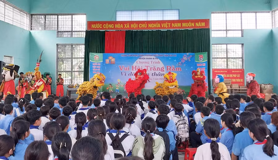 Các học sinh của Trường THCS Lương Thế Vinh (xã Pờ Tó, huyện Ia Pa) háo hức với màn múa lân. Ảnh: Đồng Lai