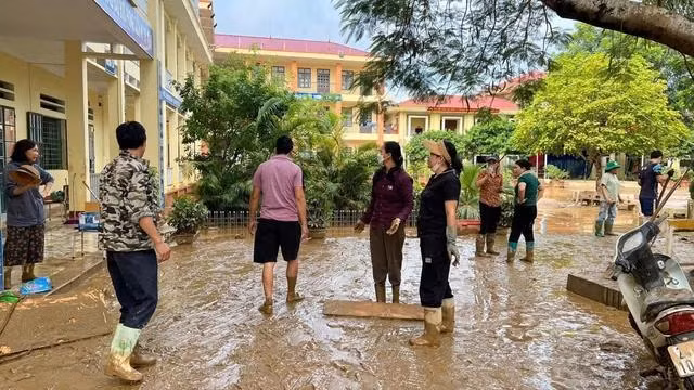 Thầy cô Trường THCS Số 1 Phố Ràng dọn dẹp trường sau khi lũ rút
