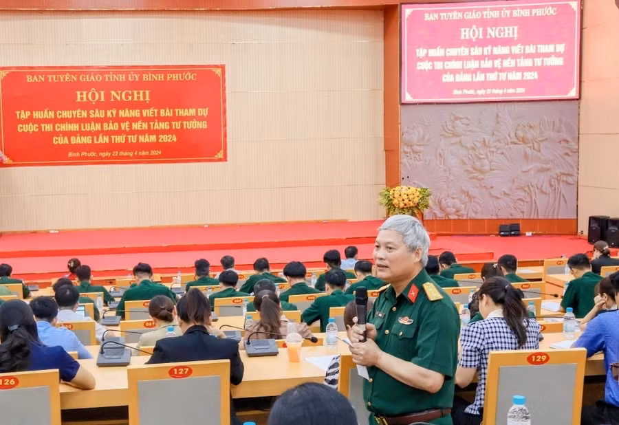 Đại tá, nhà báo Đỗ Phú Thọ, chuyên gia Ban Chỉ đạo 35 Quân ủy Trung ương chia sẻ kỹ năng làm tác phẩm báo chí chính luận với lực lượng công an tỉnh Bình Phước. (Ảnh: congan.binhphuoc.gov.vn)