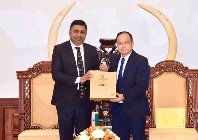 Phó Chủ tịch UBND tỉnh Dương Mah Tiệp (bên phải) tặng quà lưu niệm cho Ngài Madan Mohan Sethi. Ảnh: N.M