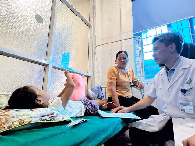 Bệnh nhi này mất toàn bộ gia đình trong vụ lũ quét kinh hoàng. Hiện em chỉ còn lại một mình và được bà ngoại chăm sóc tại Bệnh viện Đa khoa huyện Bảo Yên