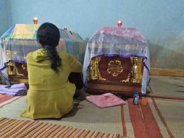 Người thân đau đớn bên quan tài của 2 anh em. Ảnh MXH Người thân đau đớn bên quan tài của 2 anh em. Ảnh MXH