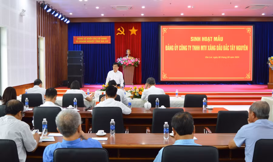 Tại buổi sinh hoạt Đảng ủy mẫu, Bí thư Đảng ủy Công ty TNHH một thành viên Xăng dầu Bắc Tây Nguyên đã quán triệt các văn bản liên quan đến đại hội chi bộ, Đảng bộ. Ảnh: P.D
