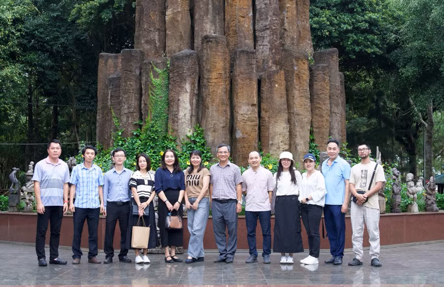 Các thành viên trong đoàn khảo sát chụp hình tại Quảng trường Đại Đoàn Kết-địa điểm sẽ tổ chức Cầu truyền hình “Đường lên đỉnh Olympia” năm thứ 24. Ảnh: Quang Trương Các thành viên trong đoàn khảo sát chụp hình tại Quảng trường Đại Đoàn Kết-địa điểm sẽ tổ chức Cầu truyền hình “Đường lên đỉnh Olympia” năm thứ 24. Ảnh: Quang Trương