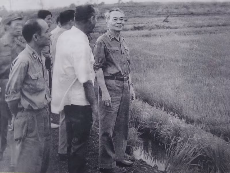 Đại tướng Võ Nguyên Giáp đến thăm cánh đồng Ea Kuăng (huyện Krông Pắc) tháng 2/1980. Ảnh tư liệu