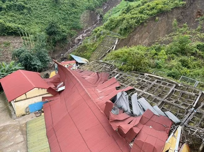 Dãy nhà bị vò nát sau trận sạt lở