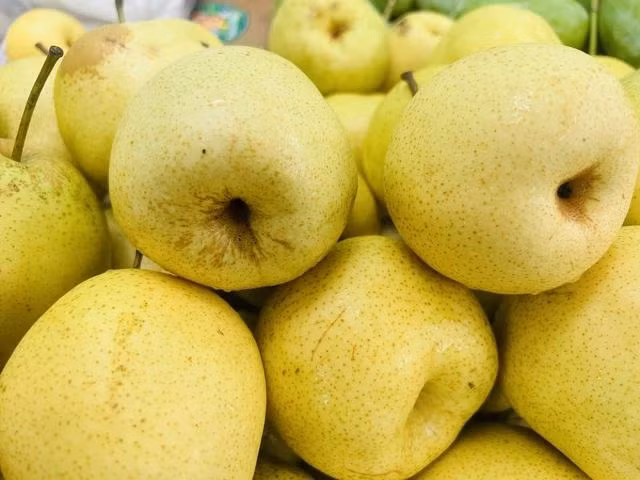 Lê có vị ngọt, tính mát, hơi chua và có tác dụng thanh nhiệt, nhuận phế
