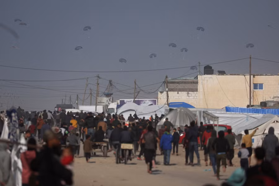 Viện trợ được thả từ trên không ở Gaza ngày 27-2-2024. Ảnh: Reuters