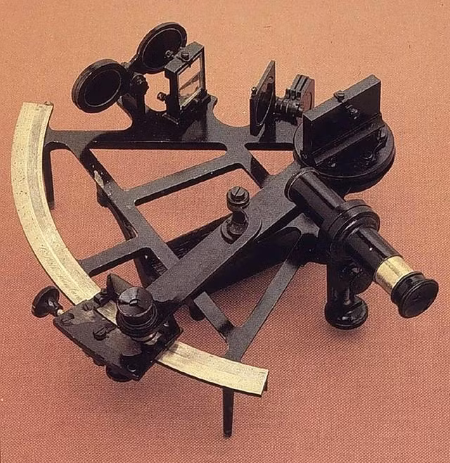 Dụng cụ đo hàng hải sextant để đo góc kẹp giữa thiên thể và đường chân trời, xác định vị trí của tàu tại thời điểm quan trắc