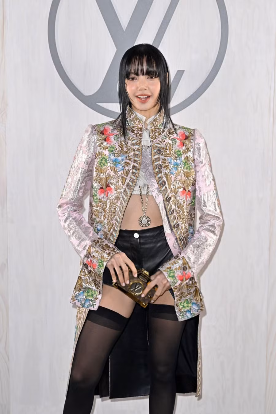 Mọi ánh mắt đều đổ dồn về Lisa (BlackPink) khi xuất tại buổi trình diễn Thu/Đông 2024 của Louis Vuitton thuộc khuôn khổ Tuần lễ thời trang Paris 2024. Điều này gây bất ngờ với fan với cách đó ít hôm nữ ca sĩ đang có mặt ở Singapore dự concert The Eras Tour của Taylor Swift. Mọi ánh mắt đều đổ dồn về Lisa (BlackPink) khi xuất tại buổi trình diễn Thu/Đông 2024 của Louis Vuitton thuộc khuôn khổ Tuần lễ thời trang Paris 2024. Điều này gây bất ngờ với fan với cách đó ít hôm nữ ca sĩ đang có mặt ở Singapore dự concert The Eras Tour của Taylor Swift.