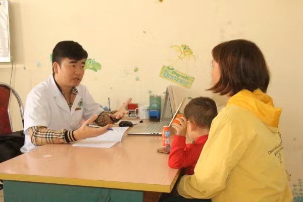 Trẻ mắc hội chứng tự kỷ, tăng động được bác sĩ Khoa Tâm thần kinh - Phục hồi chức năng, Bệnh viện Nhi Hải Dương thăm khám, tư vấn