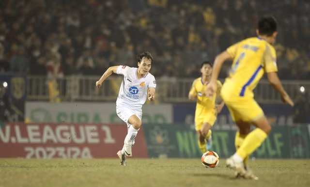 Văn Toàn chơi đầy nỗ lực trong hiệp 2 Văn Toàn chơi đầy nỗ lực trong hiệp 2