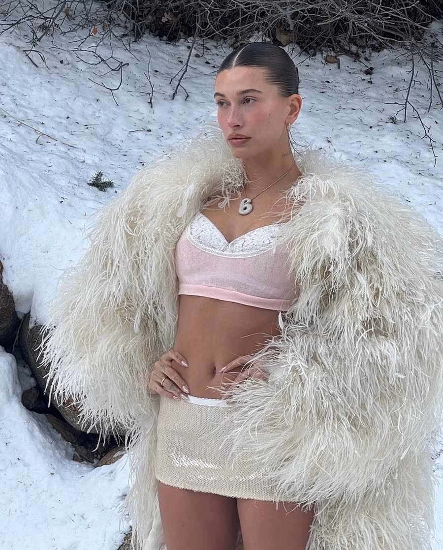 Khloé Kardashian, Hailey Bieber lăng-xê trào lưu khoe nội y trên tuyết.