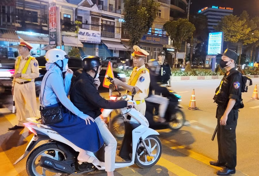 Lực lượng Cảnh sát Giao thông tăng cường kiểm tra nồng độ cồn đối với người điều khiển phương tiện tham gia giao thông. Ảnh: H.T Lực lượng Cảnh sát Giao thông tăng cường kiểm tra nồng độ cồn đối với người điều khiển phương tiện tham gia giao thông. Ảnh: H.T