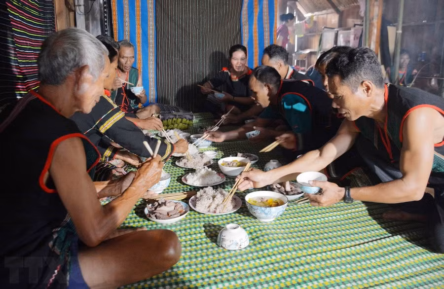 Bữa cơm thân mật mừng thọ cho cha mẹ. (Ảnh: Hoài Thu/TTXVN) Bữa cơm thân mật mừng thọ cho cha mẹ. (Ảnh: Hoài Thu/TTXVN)