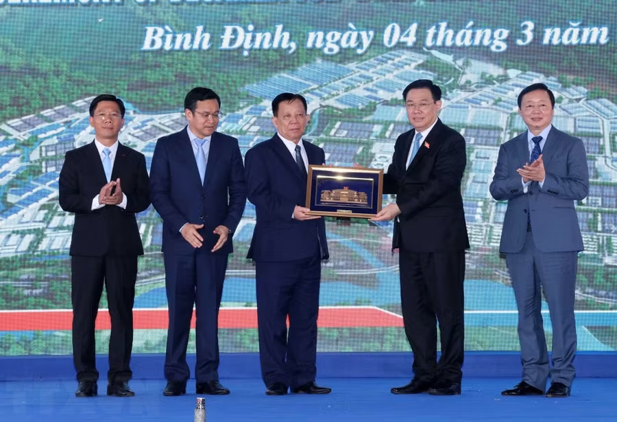 Chủ tịch Quốc hội Vương Đình Huệ và Phó Thủ tướng Trần Hồng Hà tặng quà chúc mừng các nhà đầu tư. (Ảnh: Nhan Sáng/TTXVN)