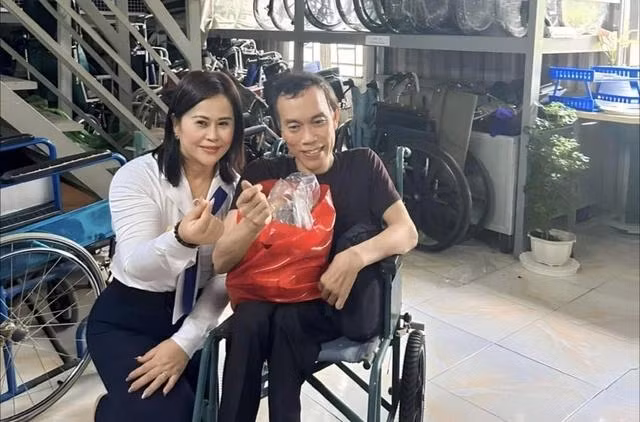 Bà Trần Thị Mười trao quà cho những người khuyết tật Bà Trần Thị Mười trao quà cho những người khuyết tật