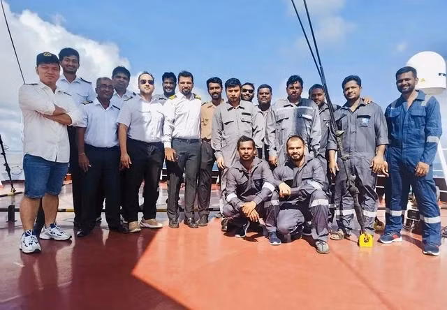 Anh Phan Ngọc Long (bìa trái) và các sĩ quan thuyền viên tàu đa quốc tịch