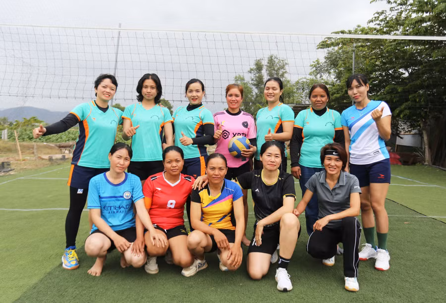 Đội bóng chuyền nữ buôn Tang duy trì tập luyện hàng ngày ở sân bóng được đầu tư bài bản. Ảnh: Văn Ngọc
