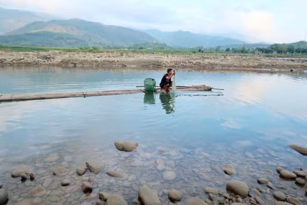 Dòng Nậm Thia thường xuyên cạn nước. Dòng Nậm Thia thường xuyên cạn nước.