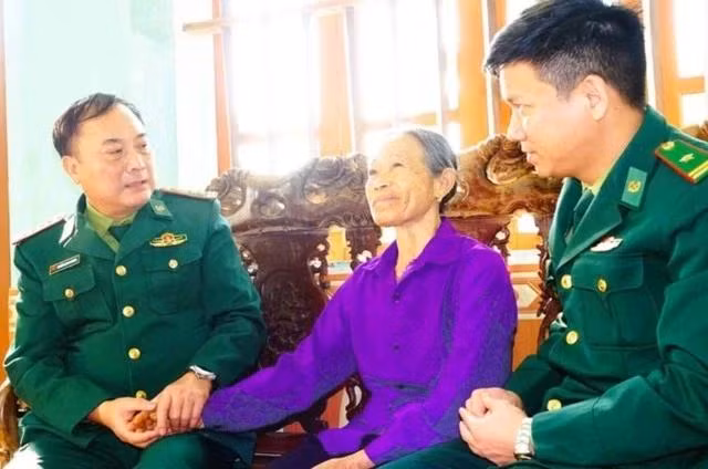 Đại tá Trần Quang Phương, Chính ủy Trường cao đẳng Biên phòng (trái) và cán bộ Phòng Chính trị thăm hỏi bà Nguyễn Thị Diền (vợ anh hùng - liệt sĩ Nguyễn Vũ Tráng)
