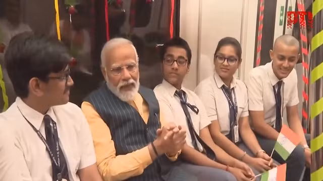 Thủ tướng Modi đã lên tuyến tàu điện ngầm mới để cùng trải nghiệm với các sinh viên. Ảnh: PTI