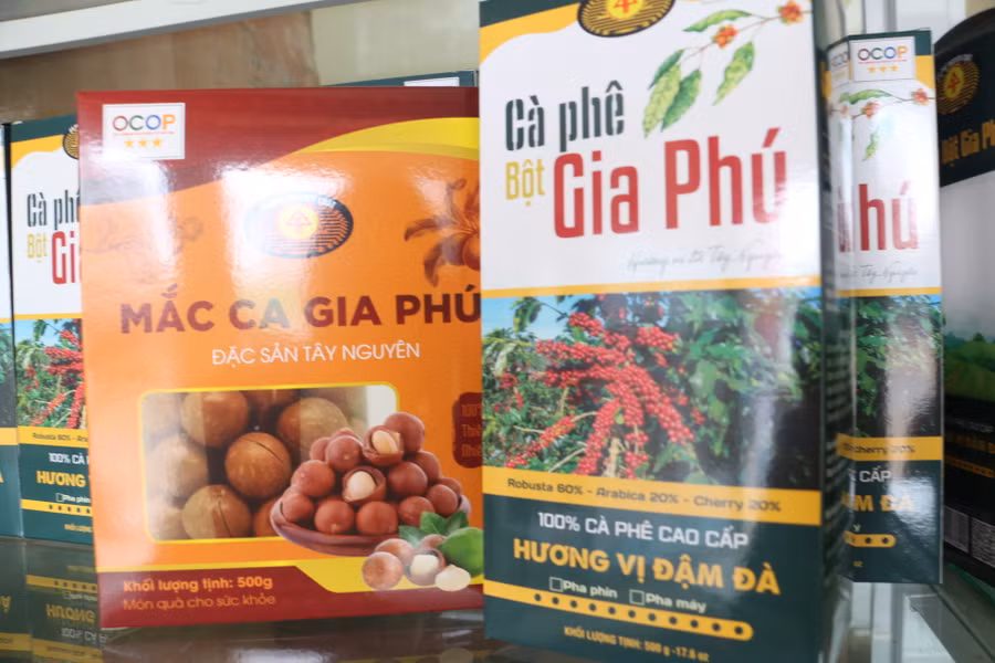 Bộ sản phẩm cà phê bột Gia Phú và mắc ca Gia Phú đạt OCOP 3 sao cấp tỉnh. Ảnh: N.S