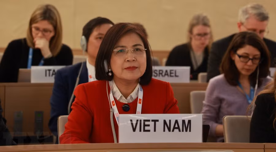Ngày 3/4/2023, tại trụ sở Văn phòng Liên hợp quốc tại Geneva (Thụy Sỹ), Hội đồng Nhân quyền Liên hợp quốc đã đồng thuận thông qua Nghị quyết kỷ niệm 75 năm Tuyên ngôn quốc tế về nhân quyền (UDHR), 30 năm Tuyên bố và Chương trình hành động Viên (VDPA) do Việt Nam đề xuất, soạn thảo. Đây là dấu ấn nổi bật của Việt Nam ngay trong khóa họp đầu tiên đảm nhận cương vị thành viên Hội đồng Nhân quyền nhiệm kỳ 2023-2025. (Ảnh: Nguyễn Tuấn/TTXVN)